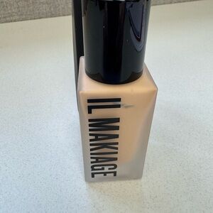 IL MAKIAGE Foundation in Soft Beige